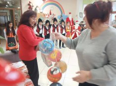 Ученици от 4 клас поздравиха децата от ЦНСТ