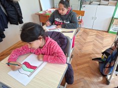 Родолюбците от втори клас подготвят знаменца за Националния празник на нашата родината.