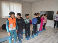 Четвъртокласници поздравиха децата от ДГ