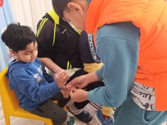 Четвъртокласници поздравиха децата от ДГ 