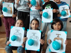 Ученици от 1. клас с урок за значението и опазването на водата.