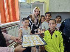 Учебна практика с великденски вкус, изпълнена с курабийки, усмивки и творчество.