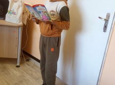 Празник на книгата в училищната библиотека с участие на ученици и гости от детска градина.