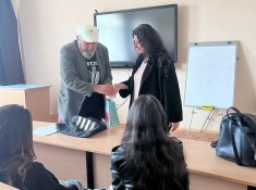 Походът на книгите срещна учениците с поета Петко Каневски.