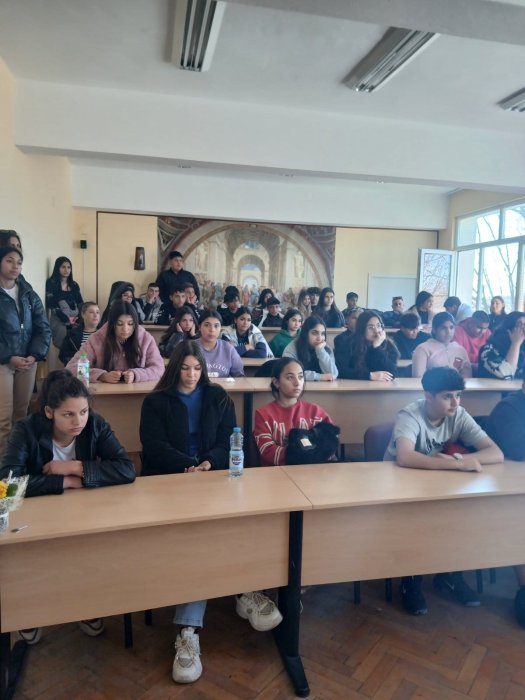 Беседа с учениците от гимназиален етап