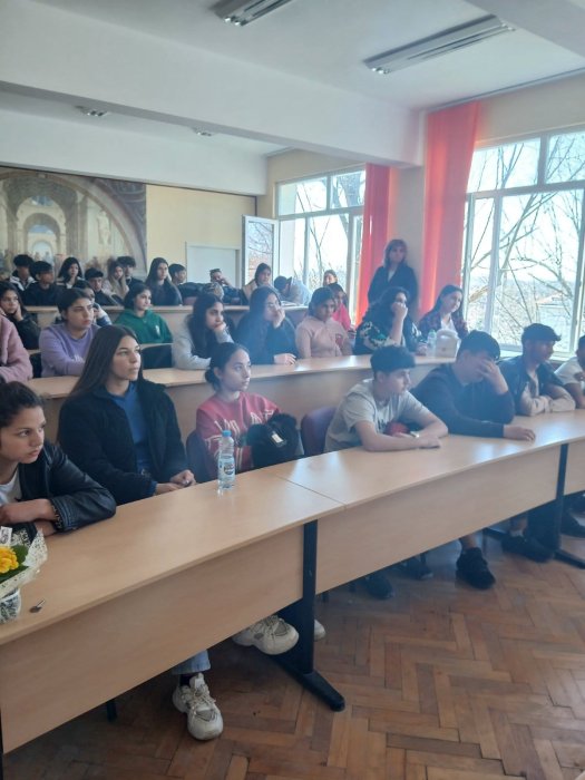 Беседа с учениците от гимназиален етап