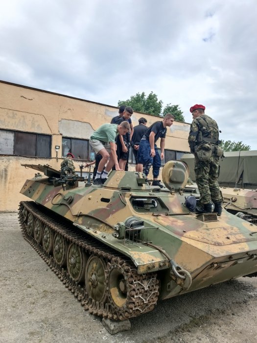 Посещение във военно формирование