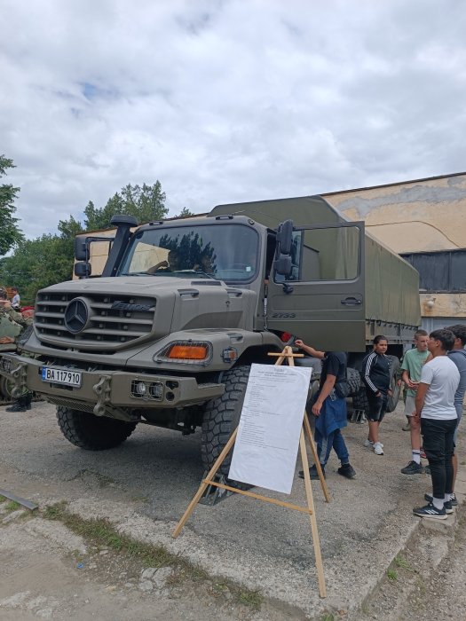 Посещение във военно формирование