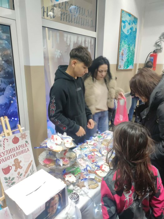 Благотворителен коледен базар по време на голямо междучасие в ОбУ 