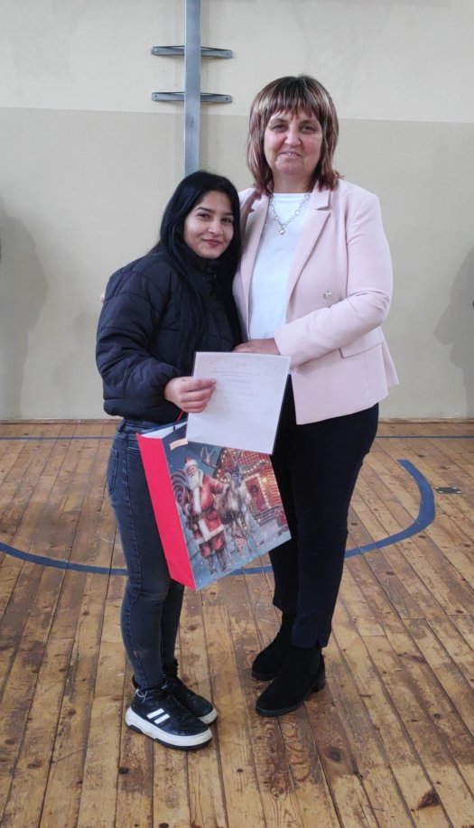 Награждаване на учениците от прогимназиален и гимназиален етап, взели участие в училищните конкурси: „Най-добре украсена класна стая“ и „Най-красива коледна рисунка“