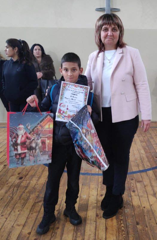 Награждаване на учениците от прогимназиален и гимназиален етап, взели участие в училищните конкурси: „Най-добре украсена класна стая“ и „Най-красива коледна рисунка“