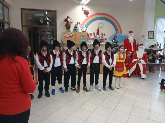 Ученици от 4 клас поздравиха децата от ЦНСТ 