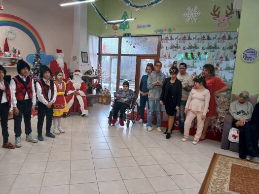 Ученици от 4 клас поздравиха децата от ЦНСТ 