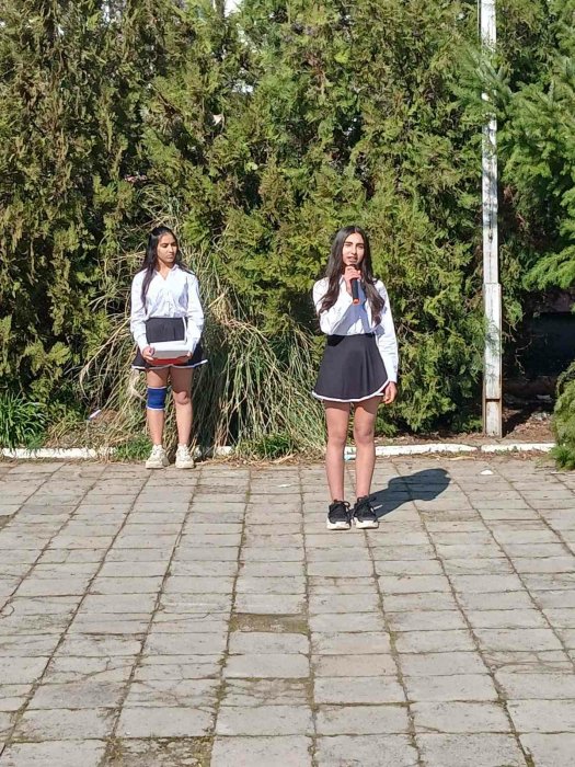 С тържествен дух и родолюбие отбелязахме 3 март в ОбУ „Св. св. Кирил и Методий“.