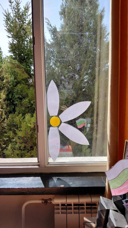 Пролетно настроение и цветна украса в начален етап.