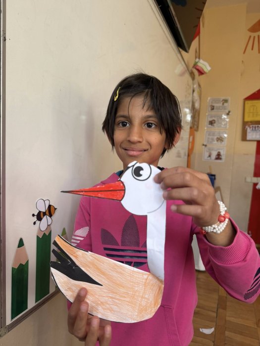 Малки творци посрещнаха пролетта с рисунки на щъркел.