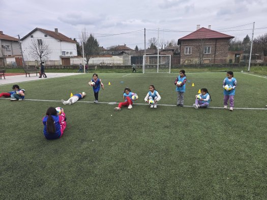 ОбУ „Св. св. Кирил и Методий“ и UEFA Playmakers – заедно за развитието на момичетата във футбола.
