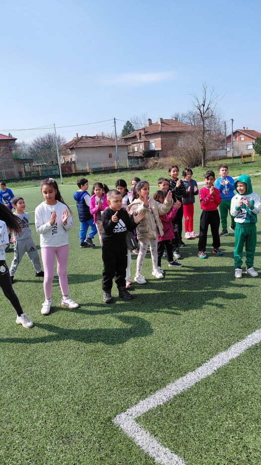 Музикално междучасие с танци и пролетно настроение в училищния двор.