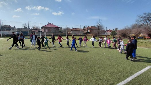 Музикално междучасие с танци и пролетно настроение в училищния двор.