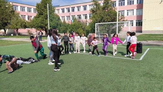 Музикално междучасие с танци и пролетно настроение в училищния двор.