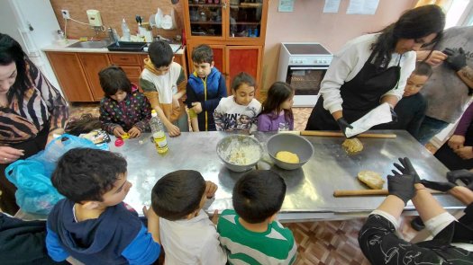 Учебна практика с великденски вкус, изпълнена с курабийки, усмивки и творчество.