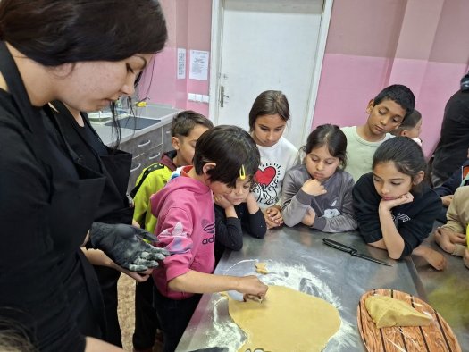 Учебна практика с великденски вкус, изпълнена с курабийки, усмивки и творчество.