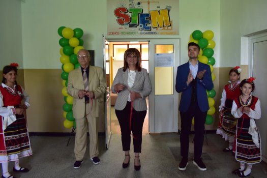 „ОбУ „Св. св. Кирил и Методий“ отбеляза патронния си празник с откриване на STEM център