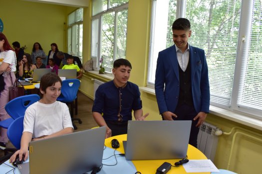 „ОбУ „Св. св. Кирил и Методий“ отбеляза патронния си празник с откриване на STEM център