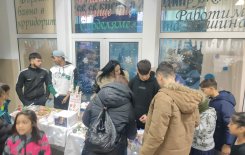 Благотворителен коледен базар по време на голямо междучасие в ОбУ 
