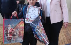 Награждаване на учениците от прогимназиален и гимназиален етап, взели участие в училищните конкурси: „Най-добре украсена класна стая“ и „Най-красива коледна рисунка“