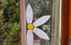 Пролетно настроение и цветна украса в начален етап.