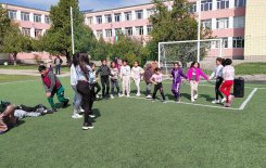 Музикално междучасие с танци и пролетно настроение в училищния двор.