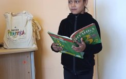 Празник на книгата в училищната библиотека с участие на ученици и гости от детска градина.